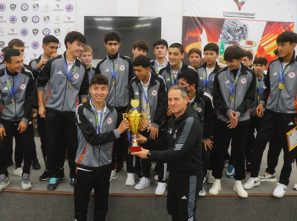 005 Entrenador entrega trofeo a equipo juvenil tras un torneo.
