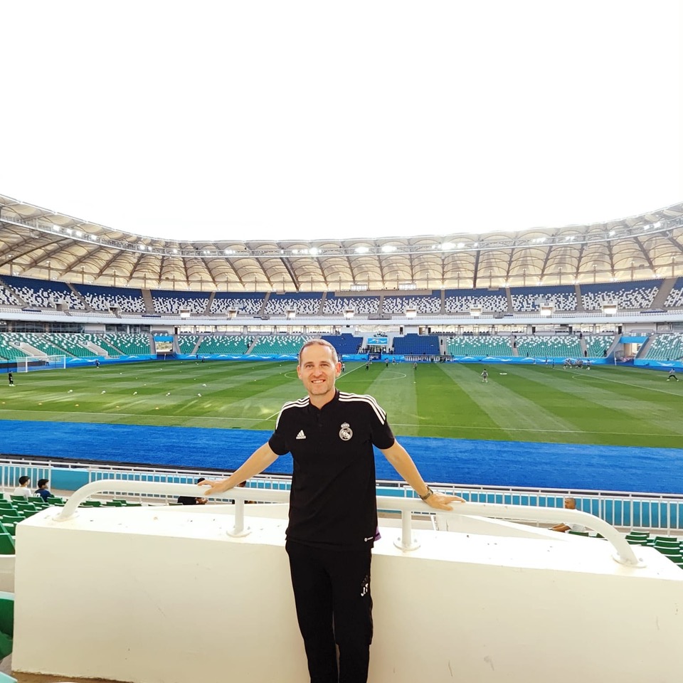 010 Hombre posa en un estadio de fútbol vacío, vestido con ropa del Real Madrid.